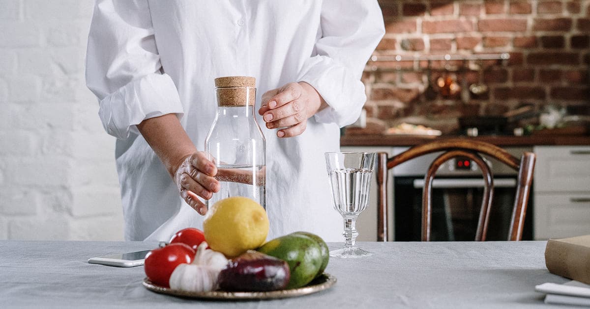Hydration and an anti-water-retention diet to prolong the effects of lymphatic drainage