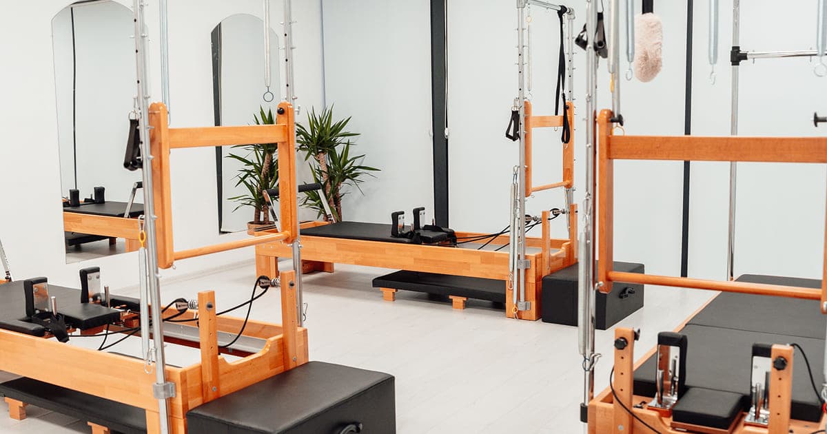 Machines de Pilates de type Reformer avec ressorts et poulies dans un studio
